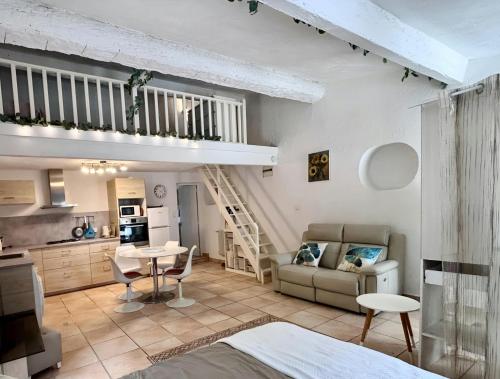 - un salon avec un escalier dans l'établissement CASA-La Solatine loft cosy piscine, à Aramon