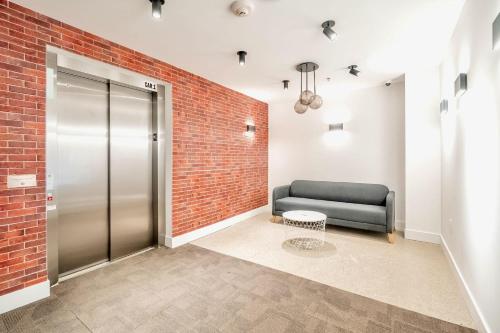 Χώρος καθιστικού στο The Roland Chic 2BR Basement Suite 2BR Toronto Getaway near Downtown