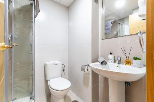 Bilik mandi di Elite Beachside Retreat FREE Parking - Malaga Beach