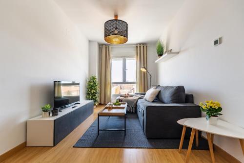 Ruang duduk di Elite Beachside Retreat FREE Parking - Malaga Beach