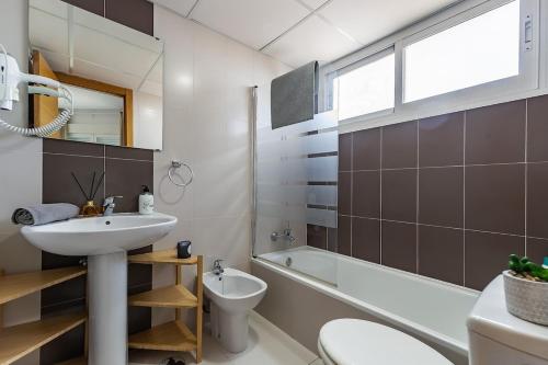 Bilik mandi di Elite Beachside Retreat FREE Parking - Malaga Beach