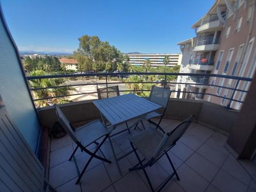 Port Frejus, joli studio cabine bien equipe, clima