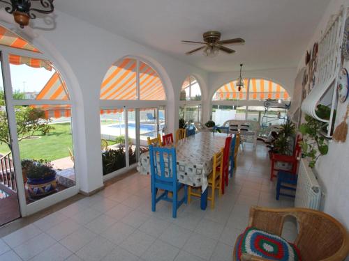 Posedenie v ubytovaní Casa con Piscina Privada Cerca del Mar, Mascotas Bienvenidas, WiFi Gratis, Playa para Perros - ES-184-39