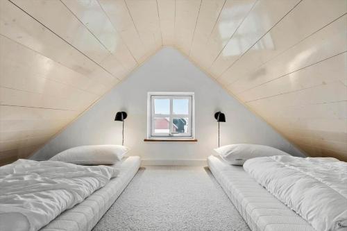 En eller flere senge i et værelse på 8816-Hvide-Sande-Ae-Gammel-Havn-17