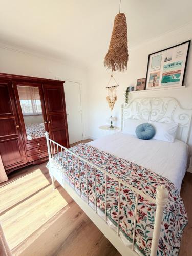 Katil atau katil-katil dalam bilik di Moradia Surf 4 Quartos com escada e Jardim