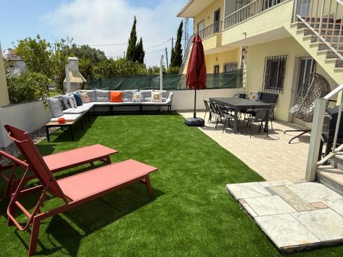 Balkoni atau teres di Moradia Surf 4 Quartos com escada e Jardim