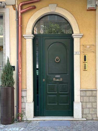a green door in a building with an archway at Casa Vacanze Regina in Amantea
