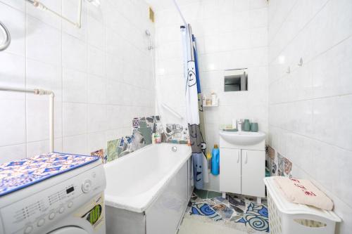 Koupelna v ubytování Cozy Urban Escape Near Mountains & City Life