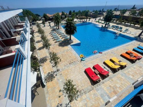 Bazén v ubytování Grand Resort by Greccia Dhermi Prime nebo v jeho okolí