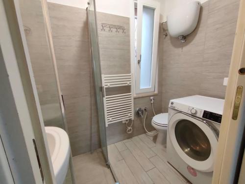 ein kleines Badezimmer mit Toilette und Dusche in der Unterkunft Orizzonte - Castiglione del Lago in Piana