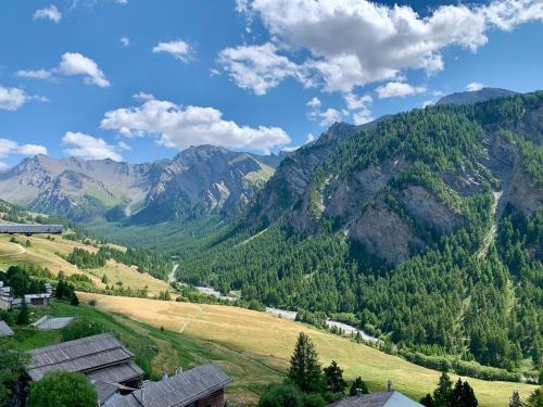 Una vista de un valle con montañas al fondo. en Appartement - Saint Véran, en Saint-Véran