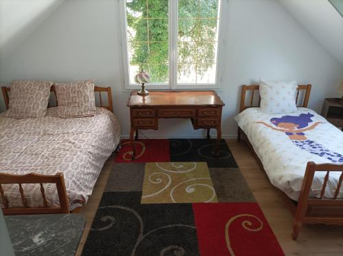 Ένα ή περισσότερα κρεβάτια σε δωμάτιο στο Grande maison sur parc arboré