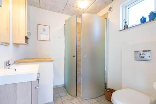 Koupelna v ubytování 800-Hvide-Sande-Ae-Gammel-Havn-30