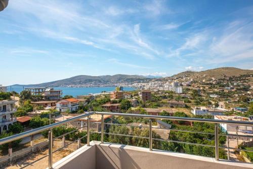 een balkon met uitzicht op de oceaan en een stad bij Golden Berden Boutique Apart-Hotel in Çukë