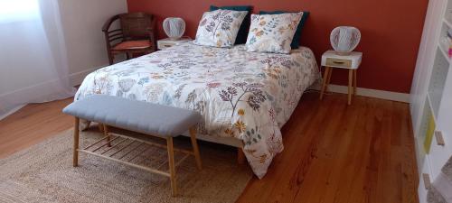 ein Schlafzimmer mit einem Bett und einem Stuhl darin in der Unterkunft Charmante chambre chez l'habitant pour 2 personnes- parking couvert in Le Mans