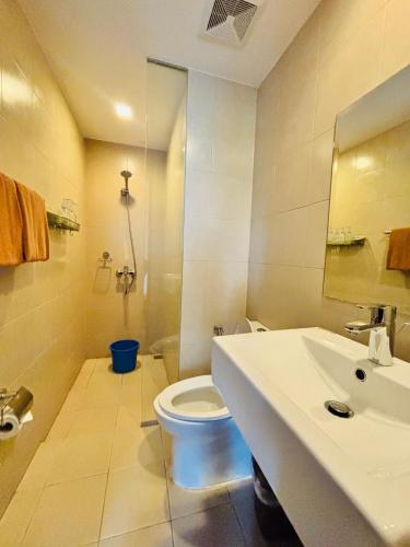 Un baño con un inodoro blanco y un lavabo. en Nature Lovers Paradise in Iloilo City - Cozy Condo Rental, en Iloilo City