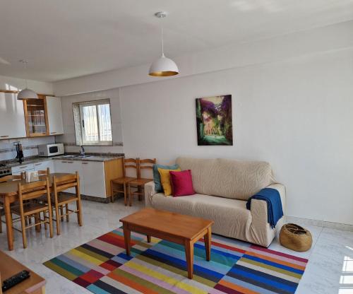 salon z kanapą i stołem w obiekcie APARTAMENTOS PASEO DE LORDELO - 2 Izquierda w mieście O Grove