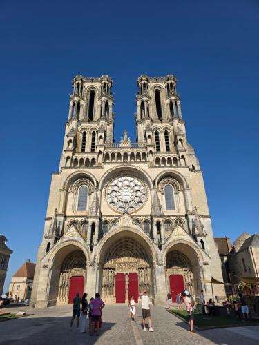 un grupo de personas de pie frente a una catedral en L Escapade Love Room, en Laon