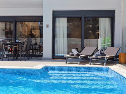 Voula Private Pool, Beach, Home cinema Apartment