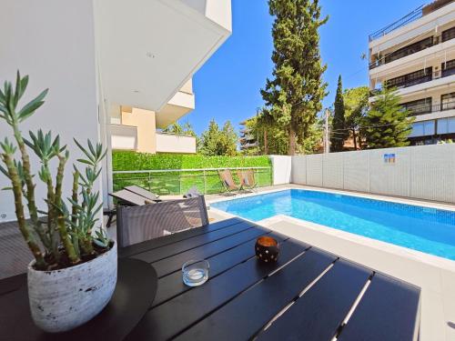 Voula Private Pool, Beach, Home cinema Apartment