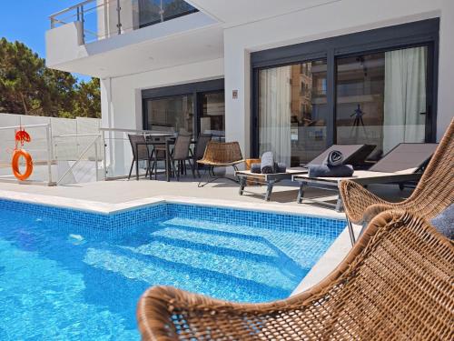Voula Private Pool, Beach, Home cinema Apartment