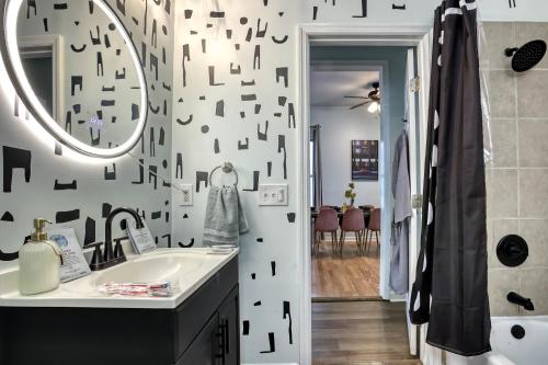 Vannituba majutusasutuses Monthly Stays! - Stylish Home Near DT & River St - 2 King Beds - Massage Chair - Games