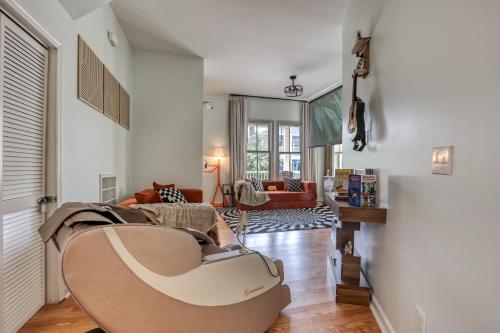 Istumisnurk majutusasutuses Monthly Stays! - Stylish Home Near DT & River St - 2 King Beds - Massage Chair - Games