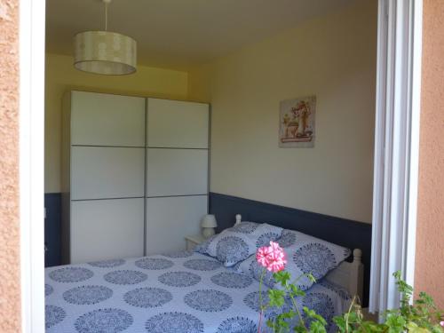 une chambre avec un lit avec une couette bleue et blanche dans l'établissement Maison Bel Air, à Pimbo