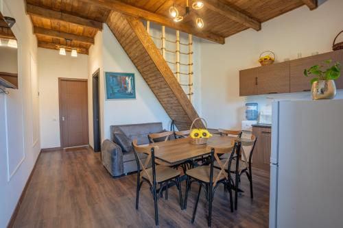 Fotografie z fotogalerie ubytování Shaori Lake Cottages v destinaci Kharistʼvala
