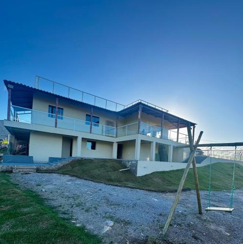 a house with a net in front of it at Chácara Cascavel em Gravatá in Gravatá