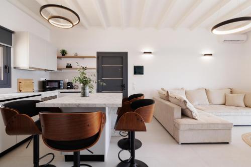 a kitchen and living room with a table and chairs at Villa Vedere in Agní