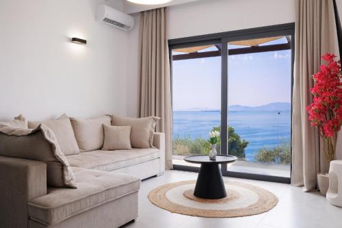 a living room with a couch and a large window at Villa Vedere in Agní