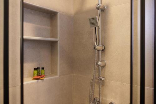 a bathroom with a shower with a glass door at Villa Vedere in Agní
