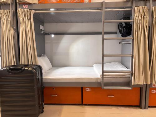 Postel nebo postele na pokoji v ubytování OSTELO Mumbai Airport Hostel