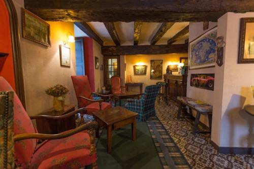a living room with colorful chairs and a table at Le Relais Cicero in La Flèche
