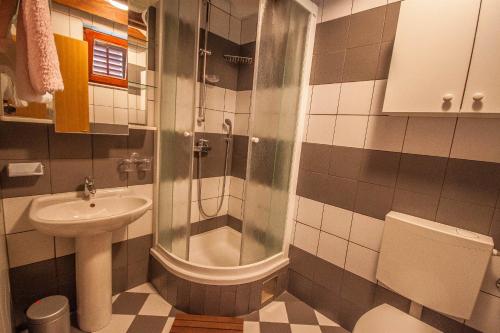 a bathroom with a shower and a sink and a toilet at Apartman Joso in Diklo