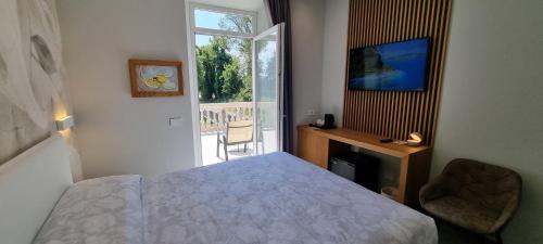 Μια τηλεόραση ή/και κέντρο ψυχαγωγίας στο B&B Villa Dina