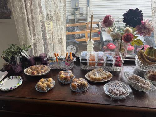 uma mesa coberta com muitos tipos diferentes de comida em The Boho Buffalo Inn em Buffalo