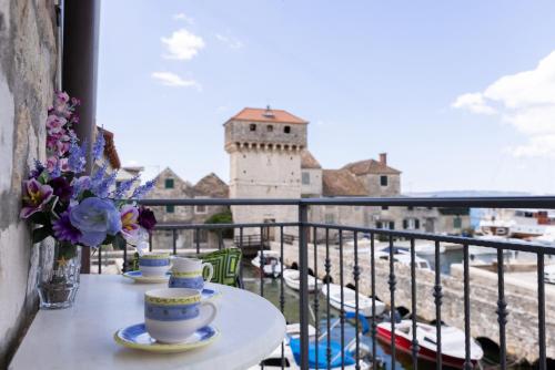 A apartment near beach with two balconies