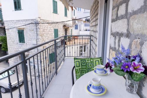 A apartment near beach with two balconies