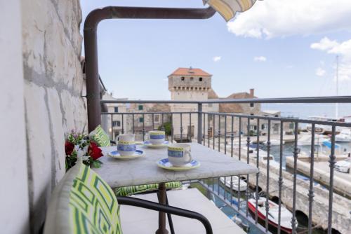 A apartment near beach with two balconies