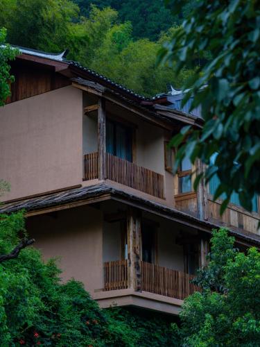 El edificio en el que está la habitación en casa particular