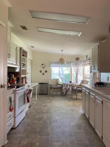 een grote keuken met een grote tegelvloer bij Misty falls in Ormond Beach