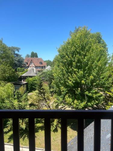 une vue depuis le balcon d'une maison dans l'établissement Le 33 Deauville, à Deauville