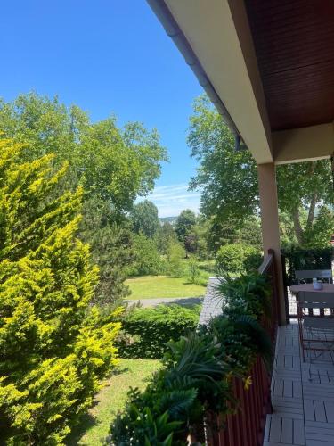 - une vue sur la cour depuis la terrasse couverte d'une maison dans l'établissement Le 33 Deauville, à Deauville