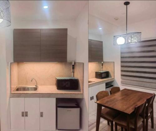 cocina con mesa de madera y fregadero en Las Enchanted kingdom Cozy Woody, en Santa Rosa