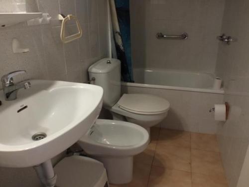 Appartement lumineux avec vue mer, balcon, parking, clim et cuisine équipée à Roses