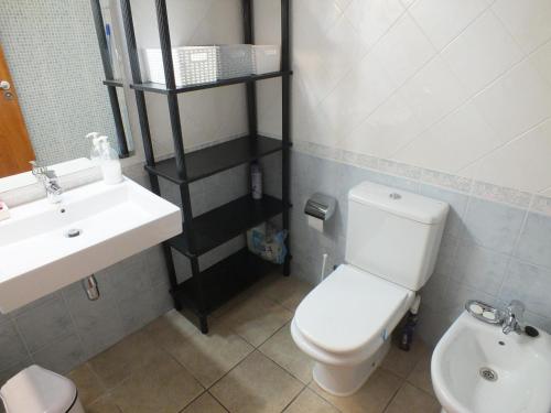 Koupelna v ubytování Apartamento para 6 personas con piscina, a 700m de la playa - ES-204-14