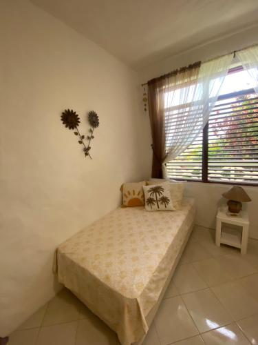 Una cama o camas en una habitación de Paradise View