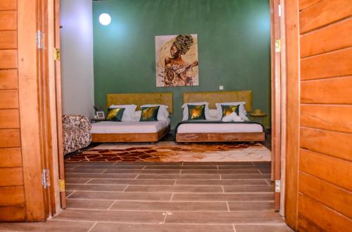 En eller flere senge i et værelse på NEW - Maison Lisy - 10 min walk to beach